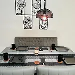 Gracehomes - 3 Apartment, Airport, Stuttgart Messe & Fair, Garage, Ventilator, Free Coffee, Wifi, 6 Guests Max