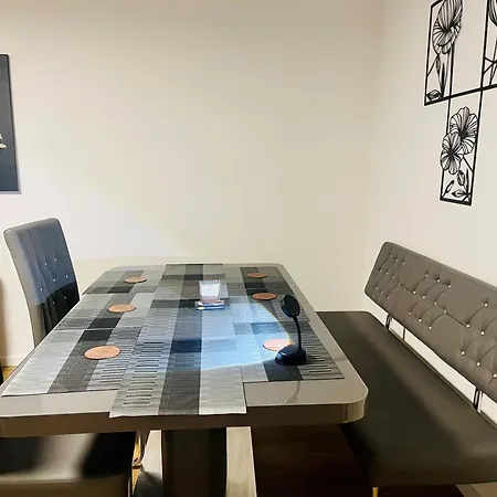 Gracehomes - 3 Apartment, Airport, Stuttgart Messe & Fair, Garage, Ventilator, Free Coffee, Wifi, 6 Guests Max *