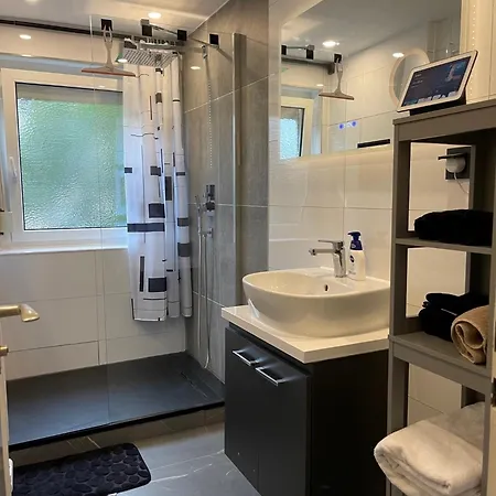 Gracehomes - Garage, Ventilator, Free Coffee, Airport, Messe, Stuttgart, Wifi Up To 6 Guests شقة