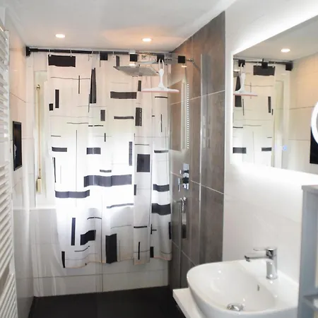 Gracehomes - 3 Apartment, Airport, Stuttgart Messe & Fair, Garage, Ventilator, Free Coffee, Wifi, 6 Guests Max